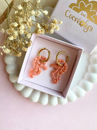 Pampilles CAMILIA hippocampe corail strié pailleté - boucles d’oreilles interchangeables