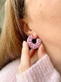 Puces d’oreilles pendante MAËVA réversibles, motif léopard rose