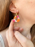 Pampilles AMBRE beige effet sable motifs étoiles de mer rose fluo et coquillages orange fluo - boucles d’oreilles interchangeables