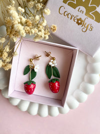Puces d’oreilles fraise et petite fleur blanche
