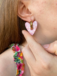 Pampilles ASTRID réversibles rose pâle, recto métallisé et verso motifs coeurs blancs - boucles d’oreilles interchangeables