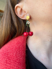 Puces d’oreilles cerises rouges