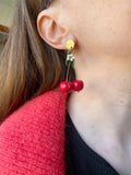 Puces d’oreilles cerises rouges