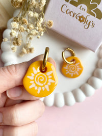 Pampilles BLOOMY, un petit soleil couleur jaune soleil et blanc - boucles d’oreilles interchangeables