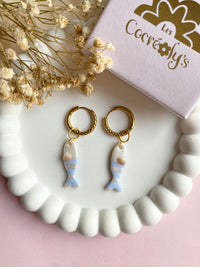 Pampilles PERLA petit poisson blanc nacré bleu dragée et coquillage en relief - boucles d’oreilles interchangeables