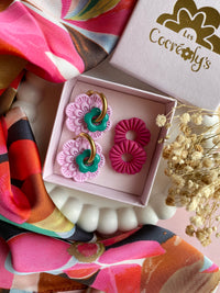 BOX SOLÉA, Une box fleurie de 3 paires de Pampilles interchangeables + son foulard assorti