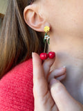 Puces d’oreilles cerises rouges