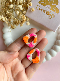 Pampilles AMBRE beige effet sable motifs étoiles de mer rose fluo et coquillages orange fluo - boucles d’oreilles interchangeables