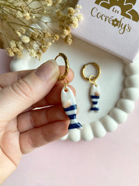 Pampilles PERLA petit poisson blanc nacré bleu marine et coquillage en relief - boucles d’oreilles interchangeables