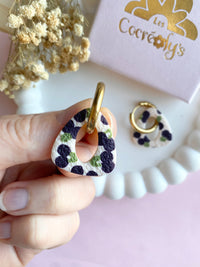 Pampilles AMBRE réversibles écru avec motifs cerises noires (couleur prune) - boucles d’oreilles interchangeables