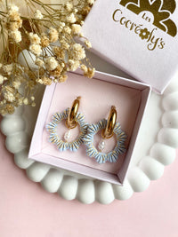 Pampilles ORIA couronne de coquillages couleur bleu ciel et doré + pampilles perle d'eau douce - boucles d’oreilles interchangeables
