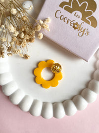 Pin's à lunettes - fleur jaune