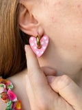 Pampilles ASTRID réversibles rose intense, recto métallisé et verso motifs coeurs blancs - boucles d’oreilles interchangeables