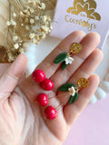 Puces d’oreilles cerises rouges