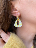 Pampilles AMBRE réversibles rose ou jaune avec motifs marguerites - boucles d’oreilles interchangeables