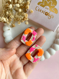 Pampilles ÉZIA beige effet sable motifs étoiles de mer rose fluo et coquillages orange fluo - boucles d’oreilles interchangeables