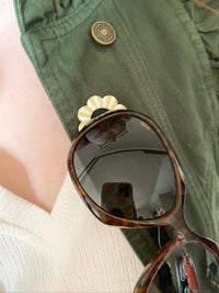 Pin's à lunettes - fleur blanche dorée