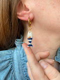 Pampilles PERLA petit poisson blanc nacré bleu marine et coquillage en relief - boucles d’oreilles interchangeables