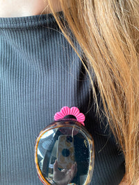 Pin's à lunettes - fleur rose tropical