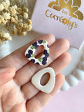 Pampilles AMBRE réversibles écru avec motifs cerises noires (couleur prune) - boucles d’oreilles interchangeables