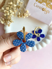 Pampilles NAÏA réversibles bleu, recto métallisé coeur pailleté et verso motifs à pois blancs - boucles d’oreilles interchangeables