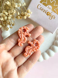 Pampilles CAMILIA hippocampe corail strié pailleté - boucles d’oreilles interchangeables